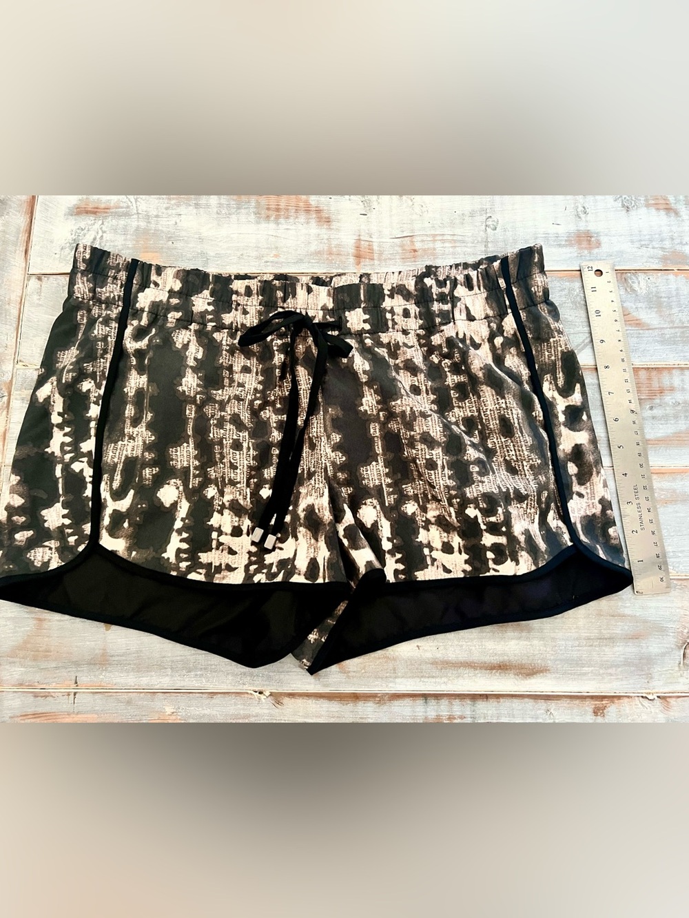 Mossimo Supply Co. Black and Cream Printed Athletic Shorts size L